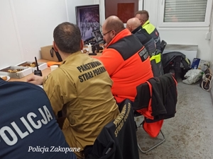 przedstawiciele różnych słuzb w sztabie