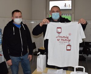 policjanci z koszulką podczas oddawania krwi