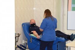 Komendant Powiatowy Policji oddaje krew