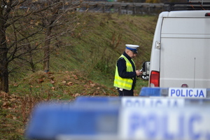 Policjant Ruchu Drogowego badający trzeźwość kierującego
