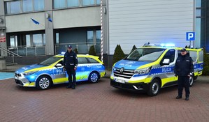 policjanci przy radiowozach