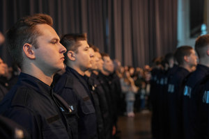 czekający na ślubowanie policjanci w rzędach