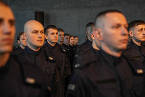 czekający na ślubowanie policjanci w rzędach