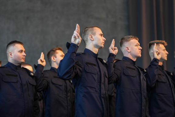 policjanci w trakcie ślubowania