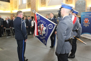 Ceremonia pożegnania i przywitania ze sztandarem Komendy Powiatowej Policji w Dąbrowie Tarnowskiej