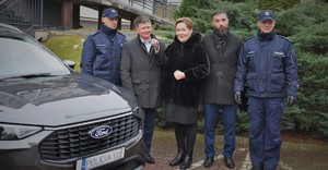 wspólne zdjęcie przy radiowozie komendanta oraz panów wójtów i pani burmistrz mszana