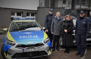 wspólne zdjęcie przy radiowozie komendanta z panem starostą i panią burmistrz