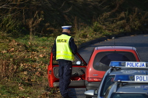 Poicjant Ruchu Drogowego przeprowadzający kontrolę drogową