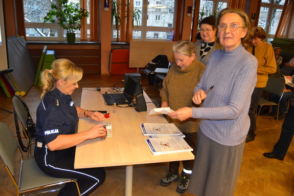 policjantka Ruchu Drogowego podpisuje indeksy