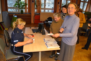 policjantka Ruchu Drogowego podpisuje indeksy