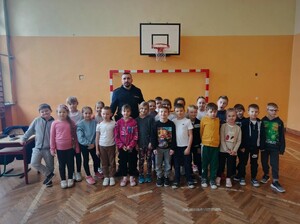 wspólne zdjęcie dzielnicowego z uczniami