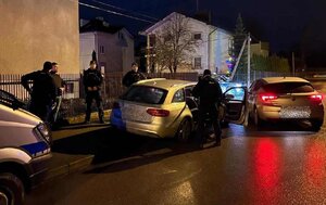 2. Policjanci podczas kontroli samochodu.