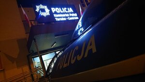 zdjęcie poglądowe radiowozu przed komisariatem w nocy