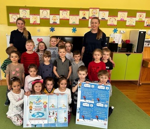 policjantki wraz grupą przedszkolaków