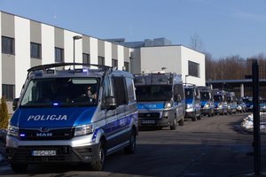 Kolumna pojazdów Oddziału Prewencji Policji w Krakowie która porusza się przy użycia sygnałów uprzywilejowania jedzie do Zakopanego.