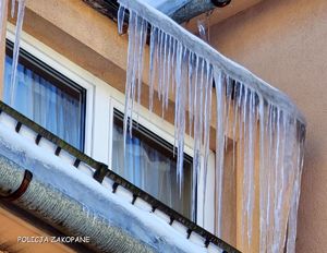 sople zwisające z dachu