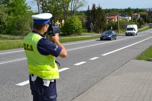 policjant podczas pomiaru prędkości