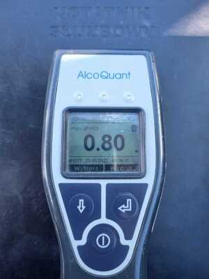 urządzenie do badania trzeźwości z wyświetlaczem, na którym widnieje wynik 0.80 mg na llitr