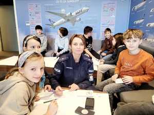 dzieci podczas odcisków linii papilarnych