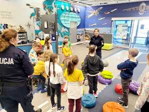 dzieci w Centrum Edukacji Lotniczej