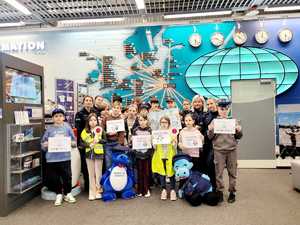 pamiątkowa fotografia policjantek z dziećmi