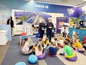 policjantki podczas prelekcji z uczestnikami półkolonii