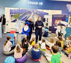 policjantki podczas prelekcji z uczestnikami półkolonii.