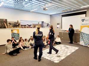 policjantki podczas prelekcji z uczestnikami półkolonii