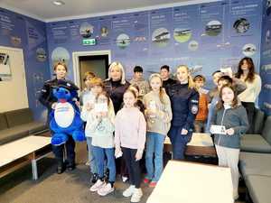 zdjęcie pamiątkowe uczestników z policjantkami