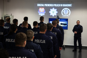 Grupa Kursantow kursu podoficerskiego stojaca w szeregu