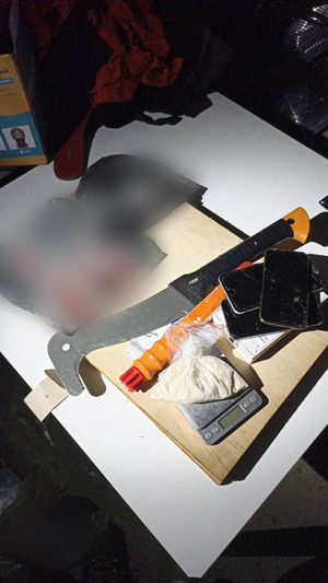 telefony, maczeta, biały proszek na podręcznej wadze