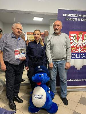 policjantka z seniorami