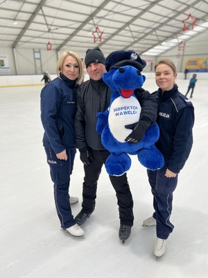 policjantki z Inspektorem Wawelkiem na płycie lodowiska2