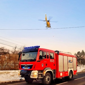 Samochód Strazy Pozarnej a nad nim przelatujacy śmigłowiec ratowniczy2