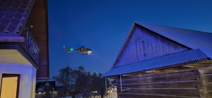 Śmigłowiec ratunkowy przelatujacy nad zabudowaniami2