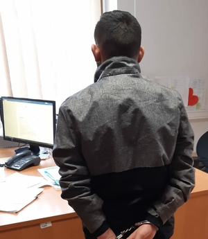 zatrzymany mężczyzna na przesłuchaniu