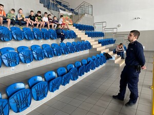 dzielnicowy podczas spotkania z dziećmi na hali