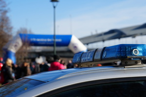 policyjny radiowóz przed metą biegu