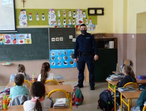 policjanci prowadzący zajęcia dla dzieci
