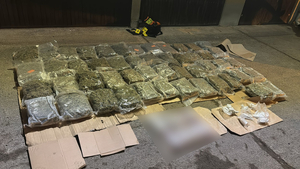 Zabezpieczone przez policjantów narkotyki leżące na ziemi