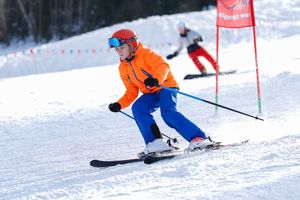 dziecko jadace na nartach skrecajace w prawo