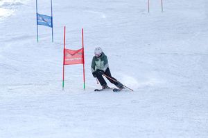 dziecko jadące na nartach