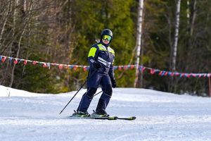 Policjantka jadąca na nartach