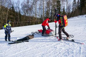 ratownicy gopr i policjantka na stoku