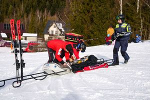 ratownicy GOPR udzielajacy pomocy poszkodowanej