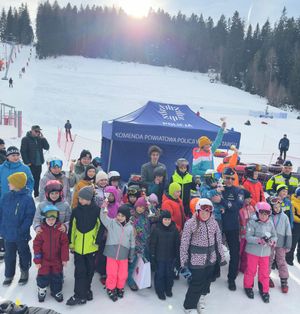 zdjęcie dzieci z komendantem Policji na tle namiotu policyjnego