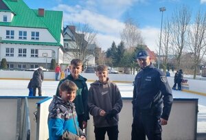Trzech chłopców wraz z policjantem