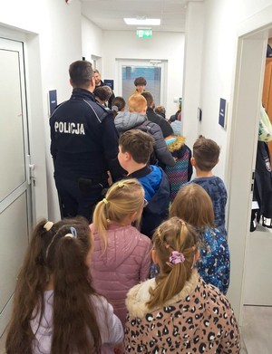 uczestnicy Bezpieczny ferii idą korytarzem komisariatu