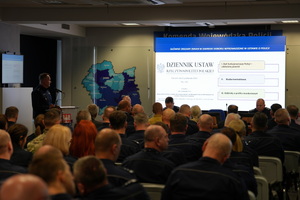 sala konferencyjna z policjantami