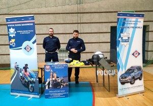 Policjanci Wydziału Ruchu Drogowego i Wydziału Prewencji stojący przy stoisku profilaktycznym